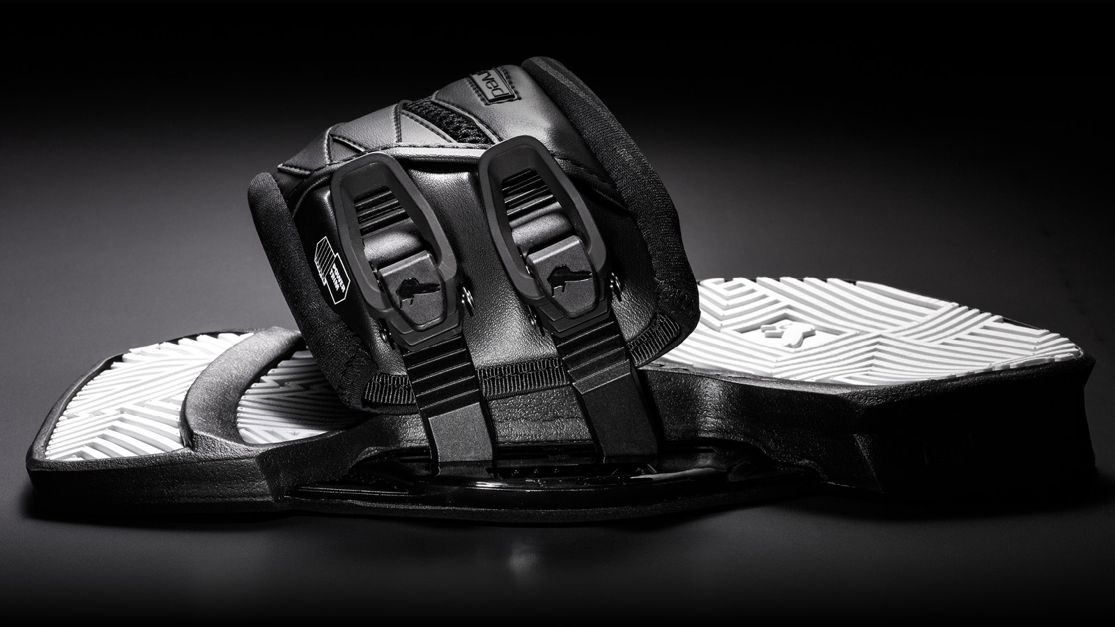 Materialität Struktur und Form setzen sich in allen Elementen fort. Sowohl Winkel als auch Konkave wiederholen sich.
—
<small>Quelle: Carved Customs / Hiss-Tec GmbH & Co KG</small>